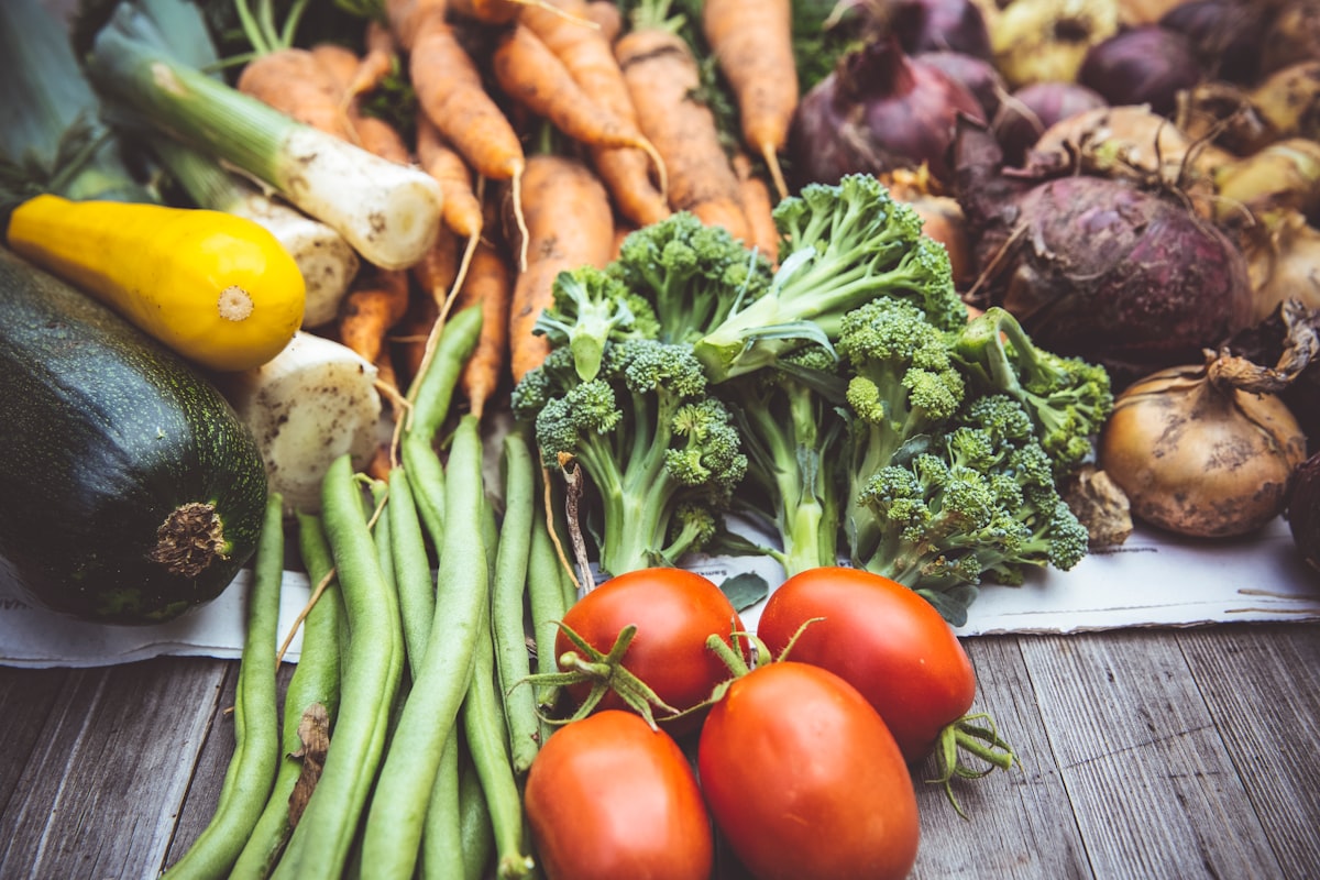 Alimentos nutritivos y frescos en una mesa